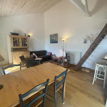 Renovee A Fouras: 2 Ch + Mezzanine, Proche Plage/centre, Jardin Privatif, Equipement Complet - Fr-1-709-64 *