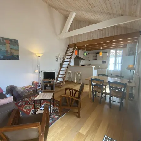 Hébergement de vacances Rénovée à Fouras: 2 Ch + Mezzanine, Proche Plage/centre, Jardin Privatif, équipement Complet - Fr-1-709-64 *