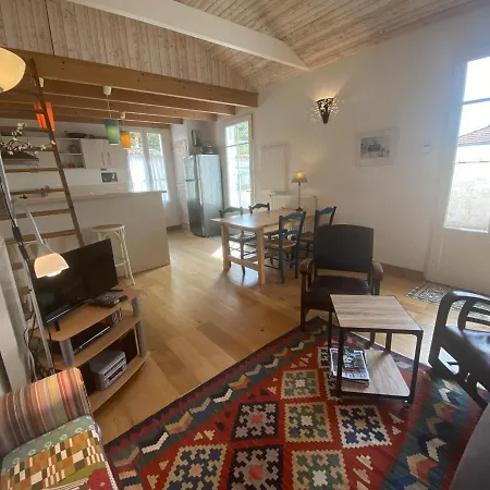 Rénovée à Fouras: 2 Ch + Mezzanine, Proche Plage/centre, Jardin Privatif, équipement Complet - Fr-1-709-64 *