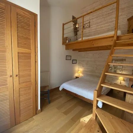 Renovee A Fouras: 2 Ch + Mezzanine, Proche Plage/centre, Jardin Privatif, Equipement Complet - Fr-1-709-64 * Fouras