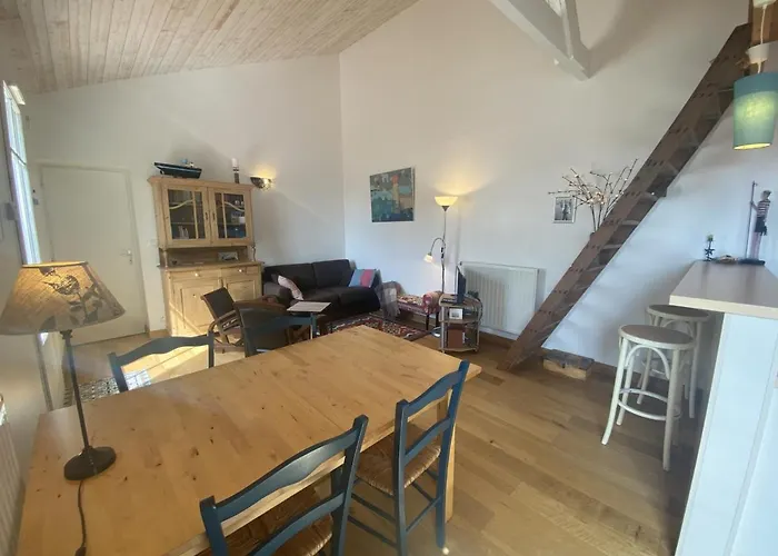 Rénovée à Fouras: 2 Ch + Mezzanine, Proche Plage/centre, Jardin Privatif, équipement Complet - Fr-1-709-64 *