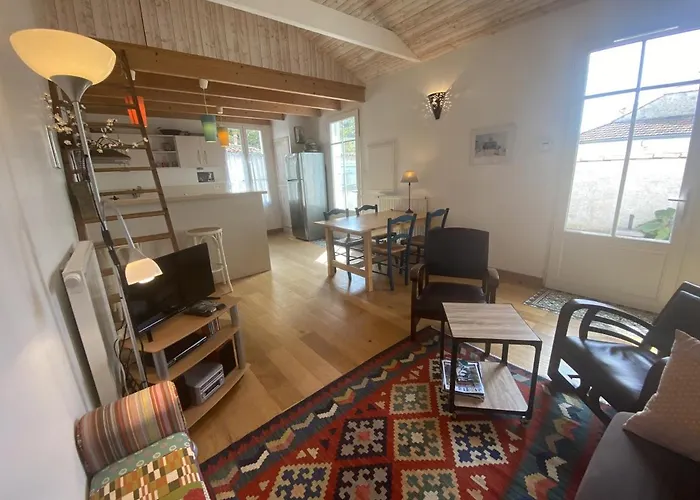 Rénovée à Fouras: 2 Ch + Mezzanine, Proche Plage/centre, Jardin Privatif, équipement Complet - Fr-1-709-64 *