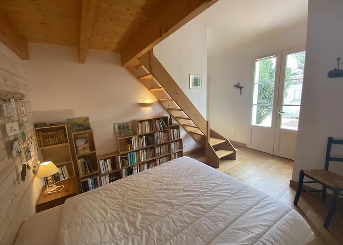 Hébergement de vacances Rénovée à Fouras: 2 Ch + Mezzanine, Proche Plage/centre, Jardin Privatif, équipement Complet - Fr-1-709-64