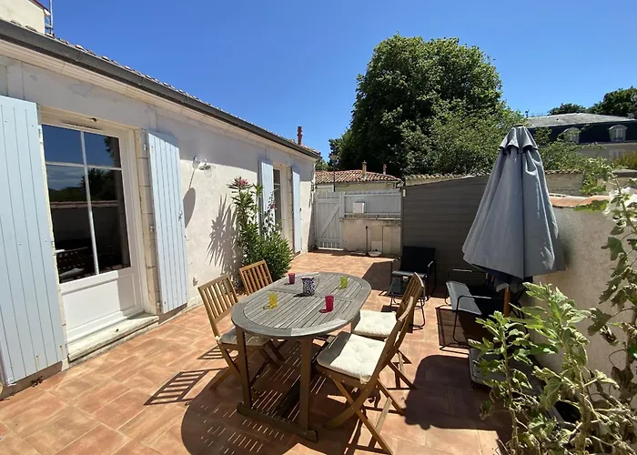 Hébergement de vacances Rénovée à Fouras: 2 Ch + Mezzanine, Proche Plage/centre, Jardin Privatif, équipement Complet - Fr-1-709-64 *